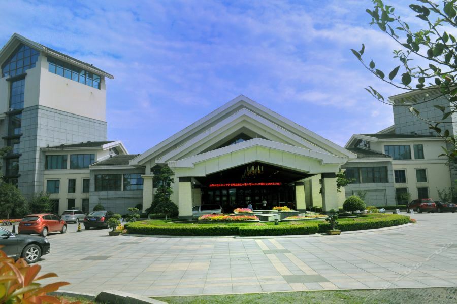 临安中都青山湖畔大酒店 临安镇 外观 照片